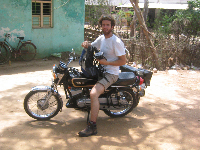 La moto de Geoffroy en Inde, sans klaxon...