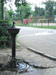 Borne fontaine dans un terrain de sport